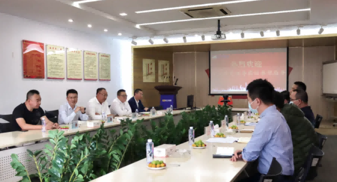 东莞市工信局与镇经发局领导莅临冰球突破参观指导